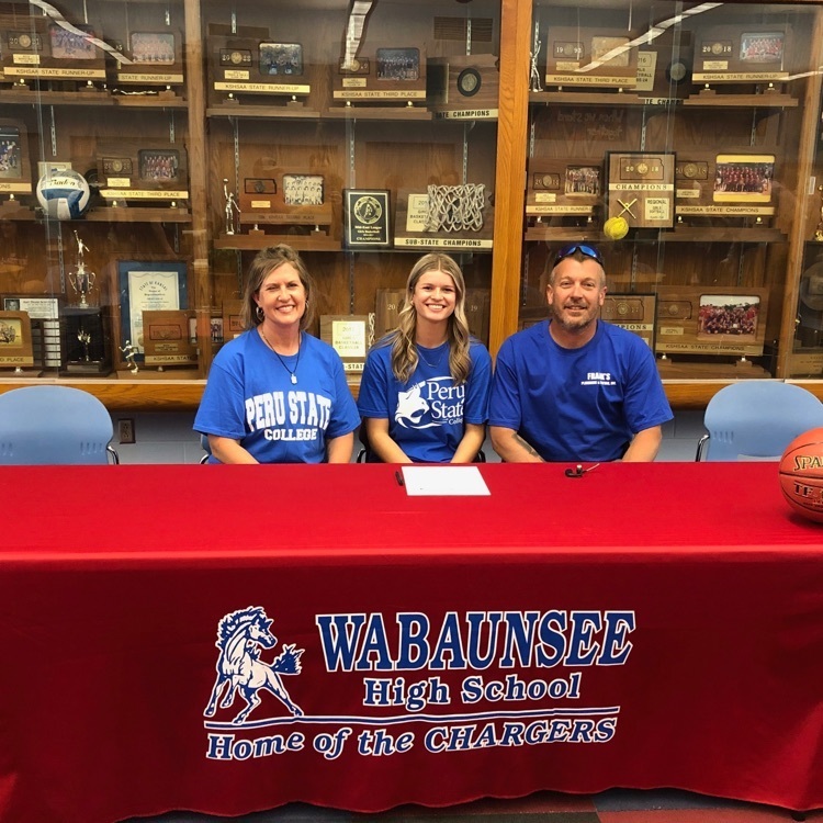 Lexi signing with Peru State
